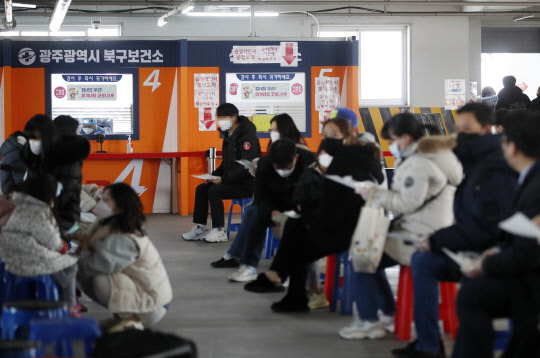 9일 광주 북구선별진료소에서 코로나19 신속항원검사를 한 시민들이 검사 결과를 기다리고 있다.  [광주 북구청 제공]